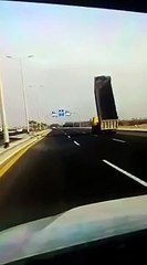 نجاة سائق شاحنة من حادث اصطدام على طريق ينبع بعد أن نسى إعادةالقلاب