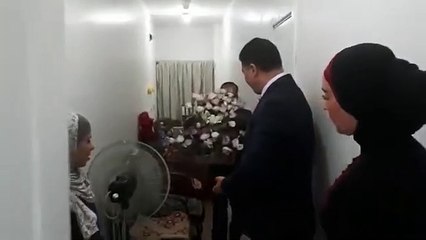 وزير الزراعة يقدم باقة ورد ويعتذر لعاملة نظافة