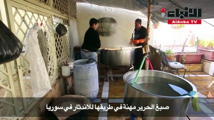 على أسطح دمشق سوري يدافع عن مهنة صبغ الحرير