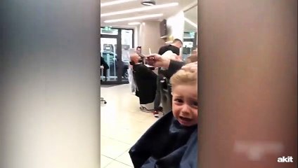 Berberde korkan miniğin imdadına müşteriler yetişti