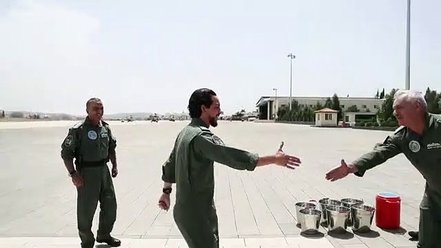 لماذا سكب طيارون أردنيون الماء على ولي العهد الأمير الحسين بن عبدالله؟