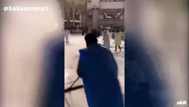 Sağanak yağmur altında Kabe'yi tavaf ettiler