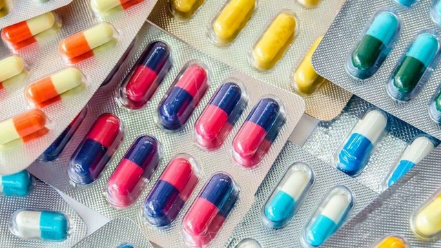 Bilim Kurulu Üyesi Akın’dan Covid-19 aşısı öncesi ağrı kesici uyarısı