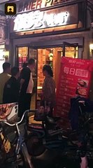 زبون يصطحب ثعبان معه لتناول العشاء في مطعم