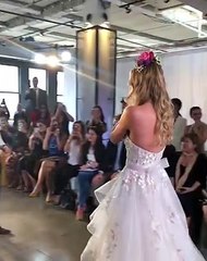 طلب يد حبيبته عارضة الأزياء بطريقة لا تخطر في البال!