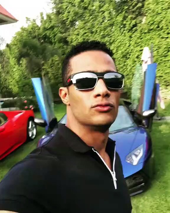محمد رمضان يستعرض سياراته الفارهة والجمهور ينتقده
