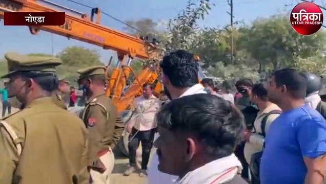 मवेशियों के माँस से भरी तेज रफ्तार इनोवा कार टायर फटने से पलटी, चालक और सवार मौके से फरार