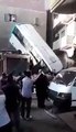 #فيديو حافلة تسقط وتتعلق بركابها فوق مسكن من 6 طوابق في #مصر