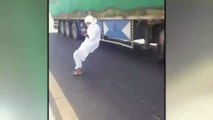 شاب متهور في السعودية رقص أعلى سيارة ثم ألقى بنفسه أمام شاحنة