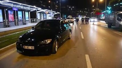 Yolun karşısına geçmek isterken iki otomobilin çarptığı genç kız öldü