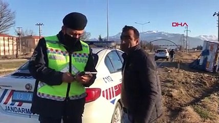 Rotu çıkan içecek yüklü TIR yan yattı