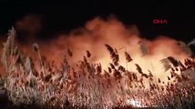 Burdur Gölü kenarındaki sazlık alanda yangın