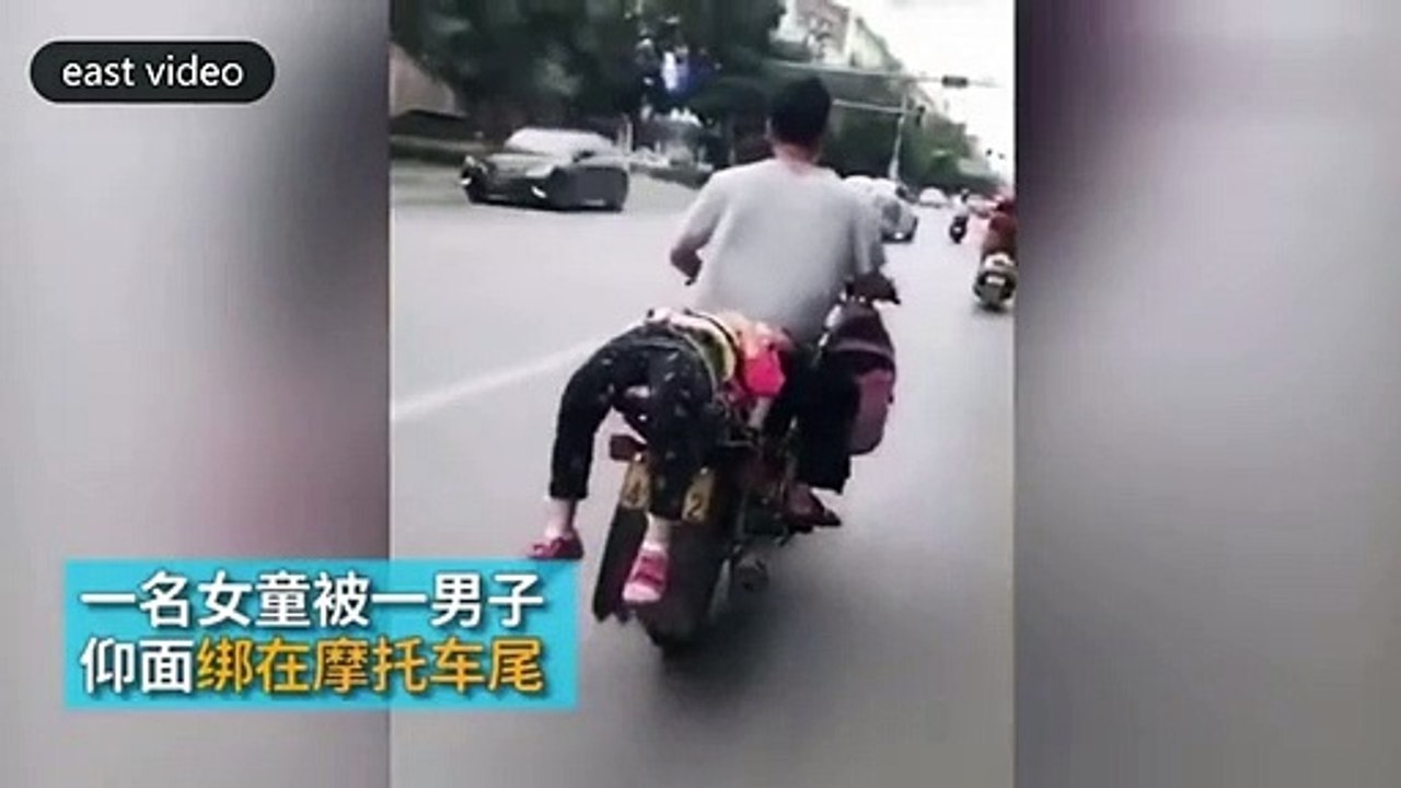 فيديو صادم لأب يعاقب ابنته بطريقة غريبة لرفضها الذهاب للمدرسة