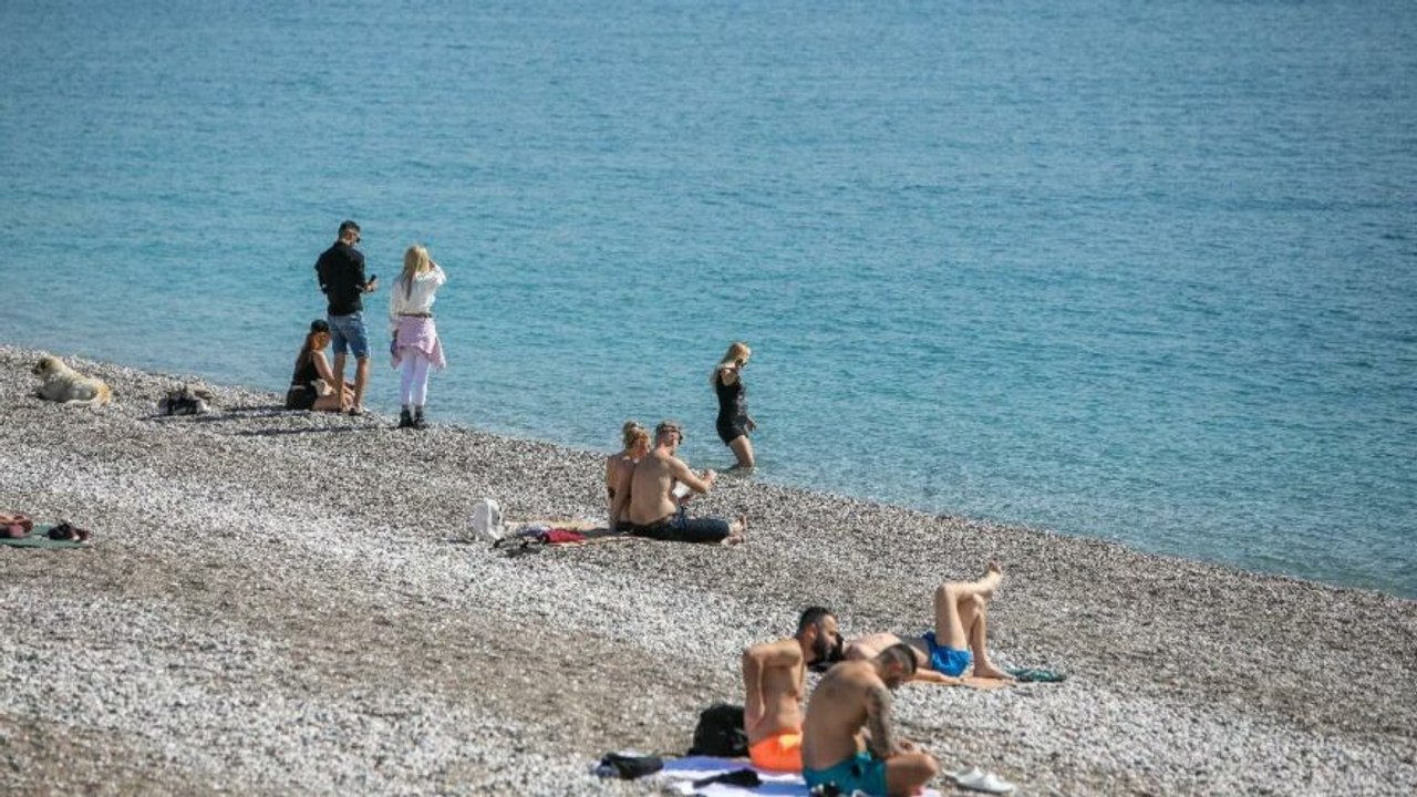 Sahiller turistlere kaldı