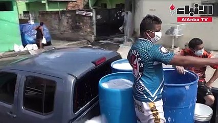 سكان ماناوس يغسلون شوارعهم للحد من تفشي كوفيد-19