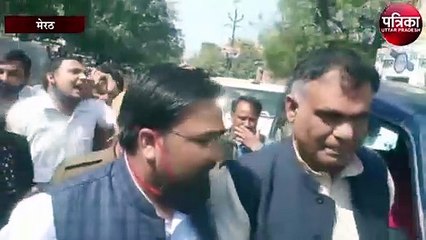 विकास भवन में बैठक कर ले रहे थे ऊर्जा मंत्री बाहर अधिवक्ताओं ने भाजपा जिलाध्यक्ष को दौड़ाया