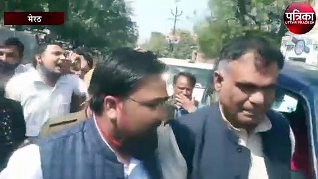 विकास भवन में बैठक कर ले रहे थे ऊर्जा मंत्री बाहर अधिवक्ताओं ने भाजपा जिलाध्यक्ष को दौड़ाया
