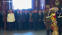 فيديو كيم جونغ أون وقادة الحزب الحاكم يزورن ضريح زعيمي البلاد السابقين
