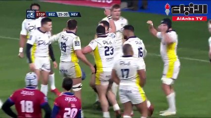 مشهد كوميدي يحرج حكم ويتسبب بطرد لاعب