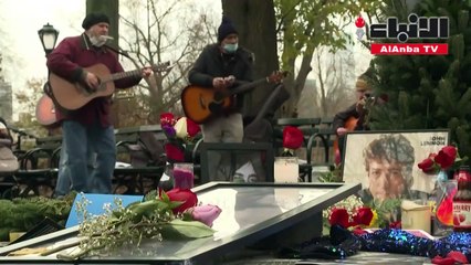 محبو جون لينون يحيون ذكراه على مقربة من موقع اغتياله