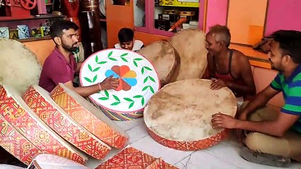 फाग गीतों के साथ बजाने के लिए कारीगर तैयार करते चंग