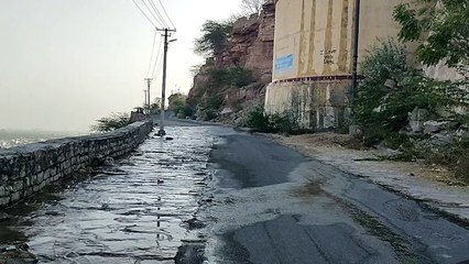 सड़क पर बहता हजारों लीटर व्यर्थ पानी