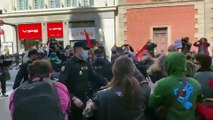 Radicales intentan boicotear manifestación por la sanidad pública