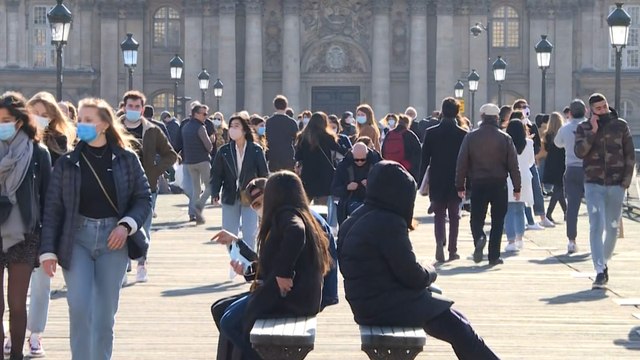 Covid-19 : à Paris, le soleil attire de nombreux promeneurs sur les quais