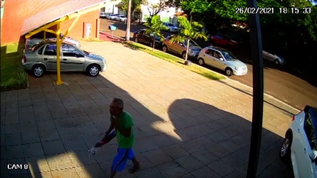 Imagem flagra homem furtando bicicleta na Rua Santa Catarina