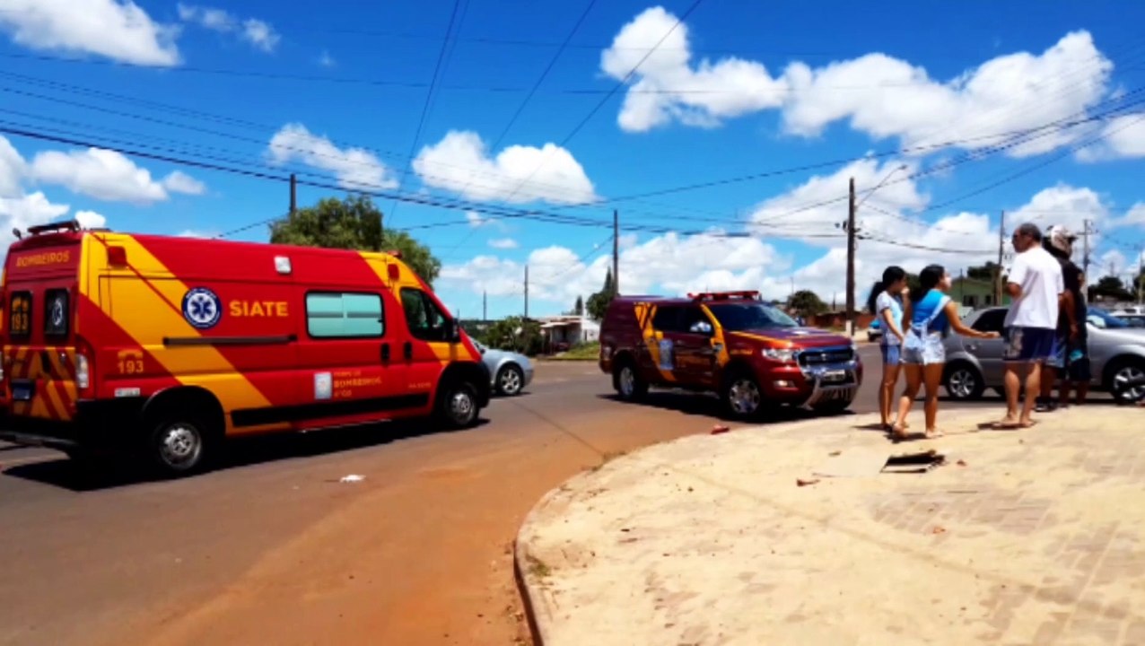 Acidente entre carro e moto deixa rapaz ferido na Rua Adolfo Garcia