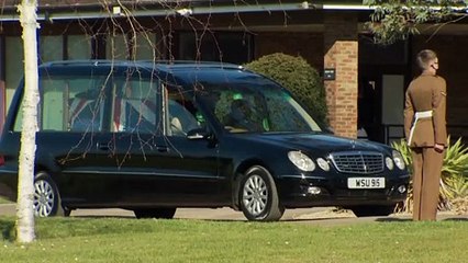 "In die Herzen der Nation spaziert": Briten verneigen sich vor "Captain Tom"