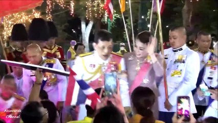ในหลวงและสมเด็จพระนางเจ้าฯ พระบรมราชินี ทรงพระดำเนินเยี่ยมราษฎร ที่มาเฝ้าทูลละอองธุลีพระบาทรับเสด็จ