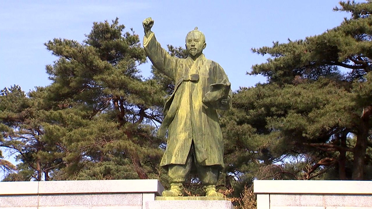 '머리 따로 몸 따로' 전봉준 동상...친일 작가 논란에 철거 / YTN