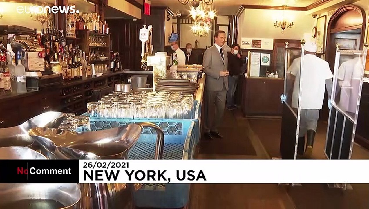Wax celebrities join diners at NYC restaurant for COVID-safe experience