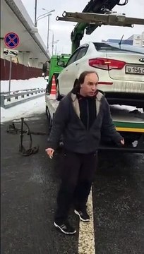 Ce conducteur est bien décidé à récupérer sa voiture sur le camion de la fourrière