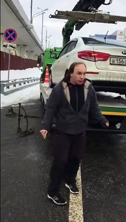Ce conducteur est bien décidé à récupérer sa voiture sur le camion de la fourrière