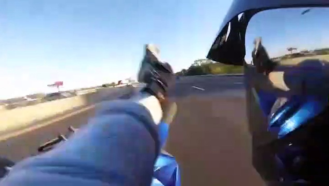 Ce biker fait une roue arrière en pleine autoroute et chute lourdement