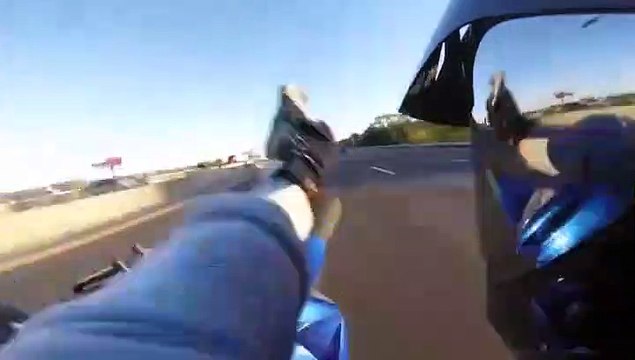 Ce biker fait une roue arrière en pleine autoroute et chute lourdement