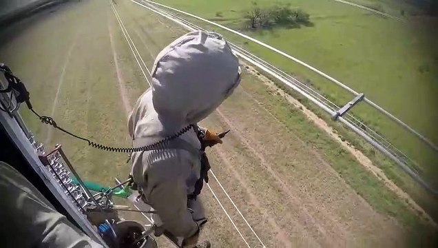 Intervention en hélicoptère sur des lignes électriques à haute tension... métier très dangereux