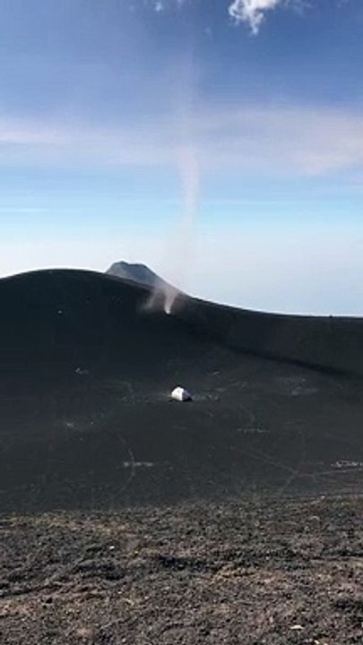 Explosión volcán Fuego Guatemala  torbellino en volcán acatenango