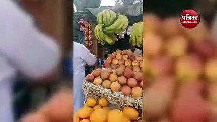 पेट्रोल ने लगाया शतक, लोग बांट रहे है मिठाई, देखें मजेदार वीडियो