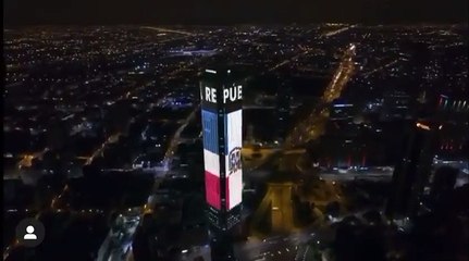 Torre Colpatria en Bogatá proyecta bandera dominicana por el Día de la Independencia