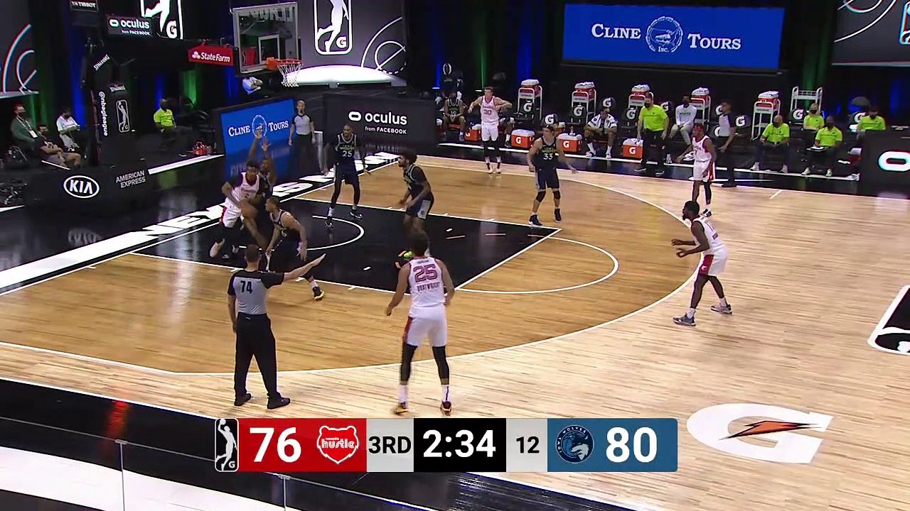 Raphiael Putney attacks the rim!