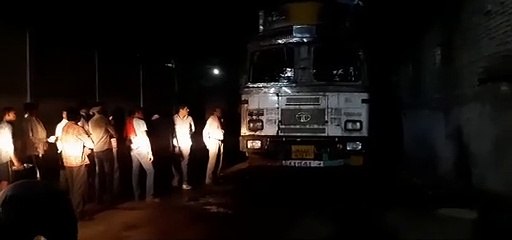 खड़े ट्रक में फटा सिलेंडर, धमाके की आवाज और आग की लपटें देख सहमे लोग