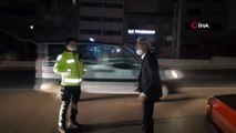 Alkollü sürücü aracını bağlatmamak için kaputa oturup polislere direndi