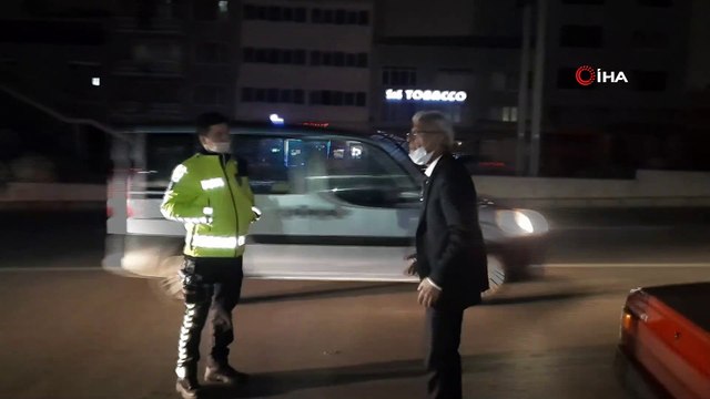 Alkollü sürücü aracını bağlatmamak için kaputa oturup polislere direndi