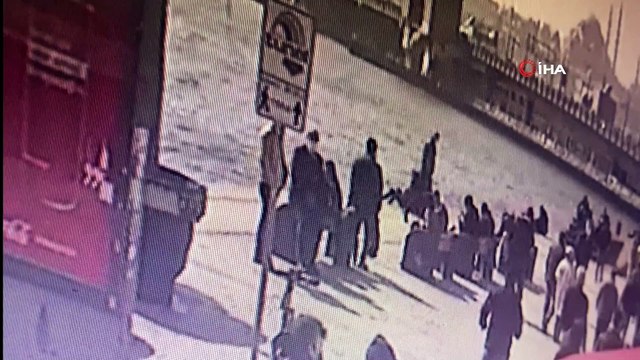 Genç kıza dehşeti yaşatan kapkaççıya meydan dayağı kamerada