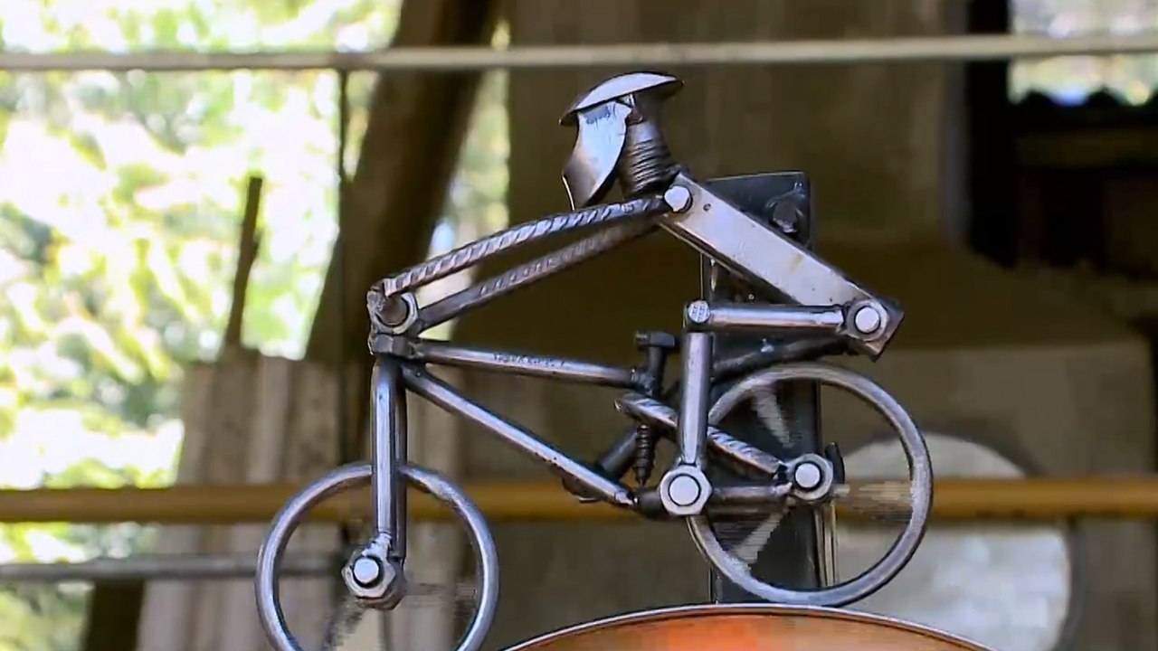 مدرس تربية بدنية أرجنتيني يحول المعادن إلى مجسمات ألعاب رياضية