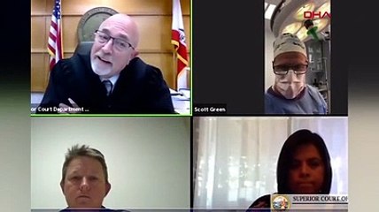 Doktor, ameliyat yaparken online mahkemeye katıldı