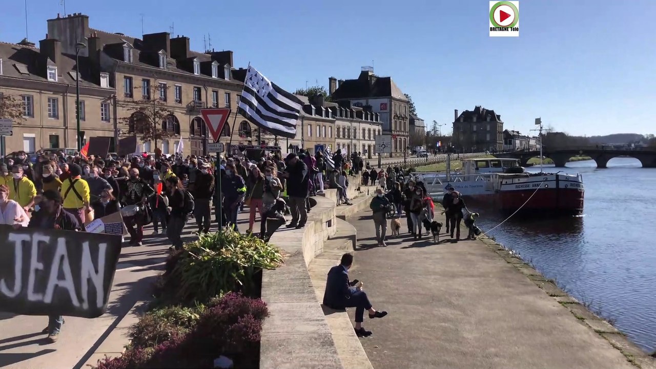 Pontivy     |   La Manif des Saltimbanques - Bretagne Télé